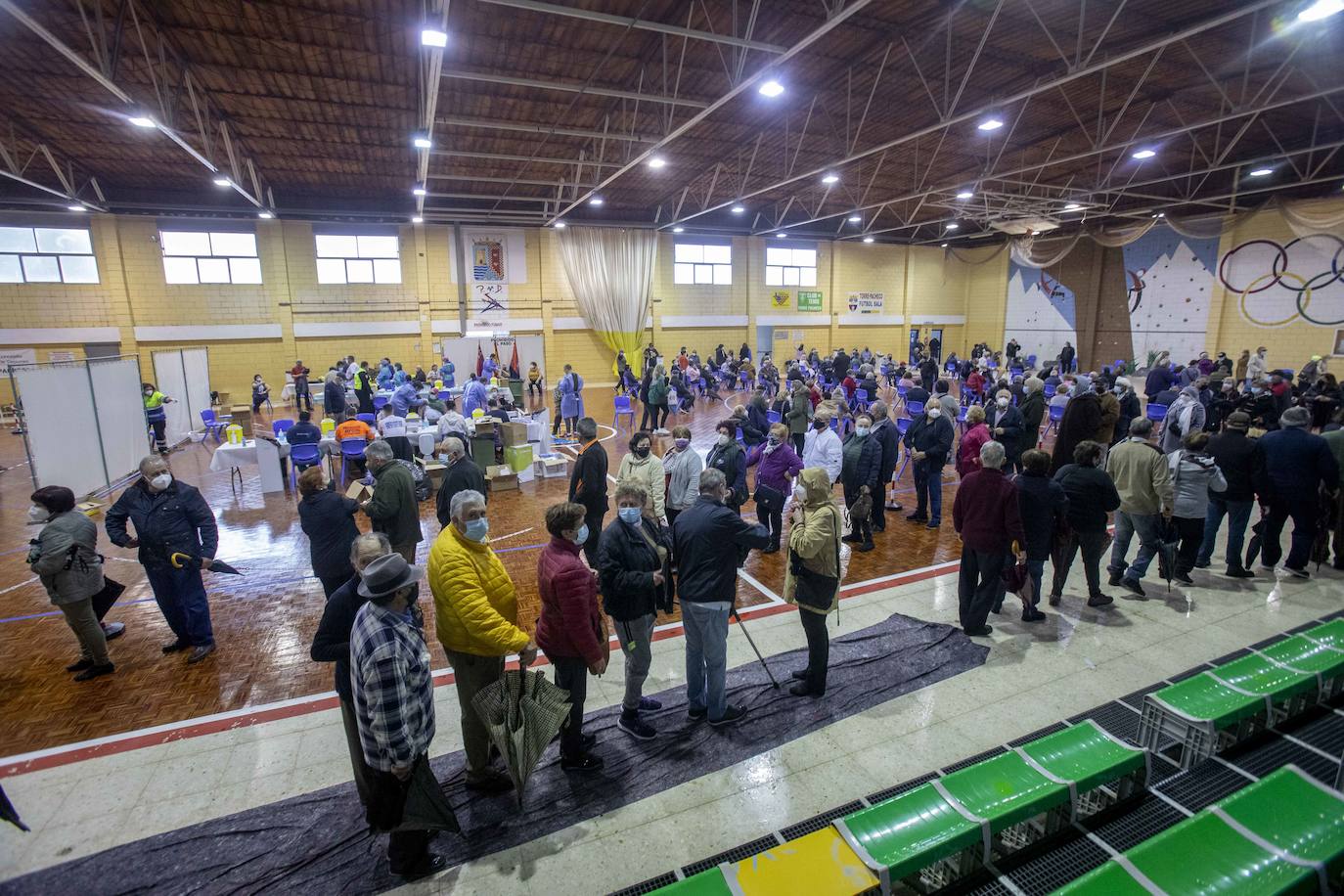 Fotos: La vacunación contra la Covid-19 congrega a 4.000 personas en el pabellón de Torre Pacheco