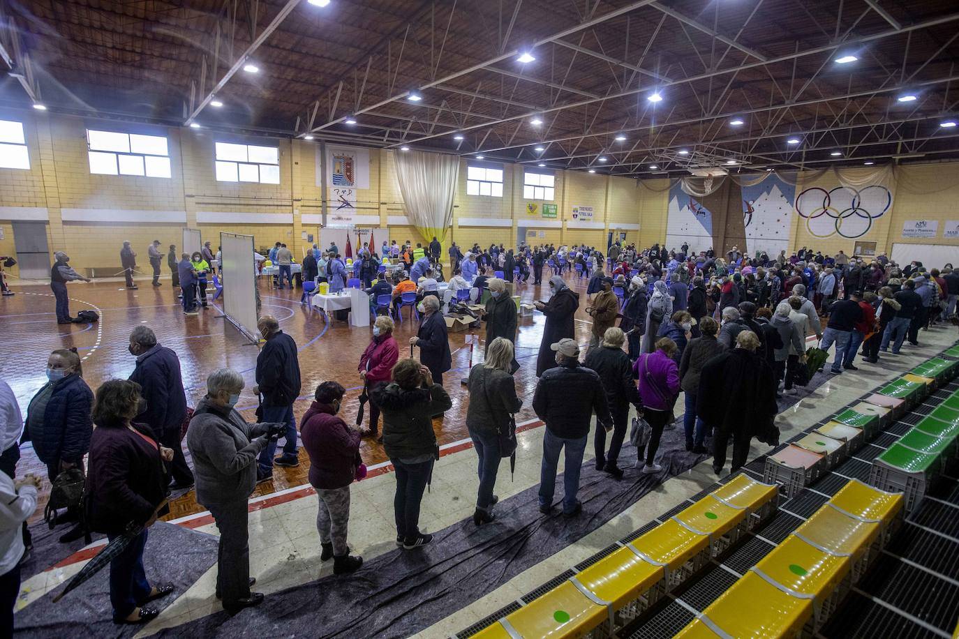 Fotos: La vacunación contra la Covid-19 congrega a 4.000 personas en el pabellón de Torre Pacheco