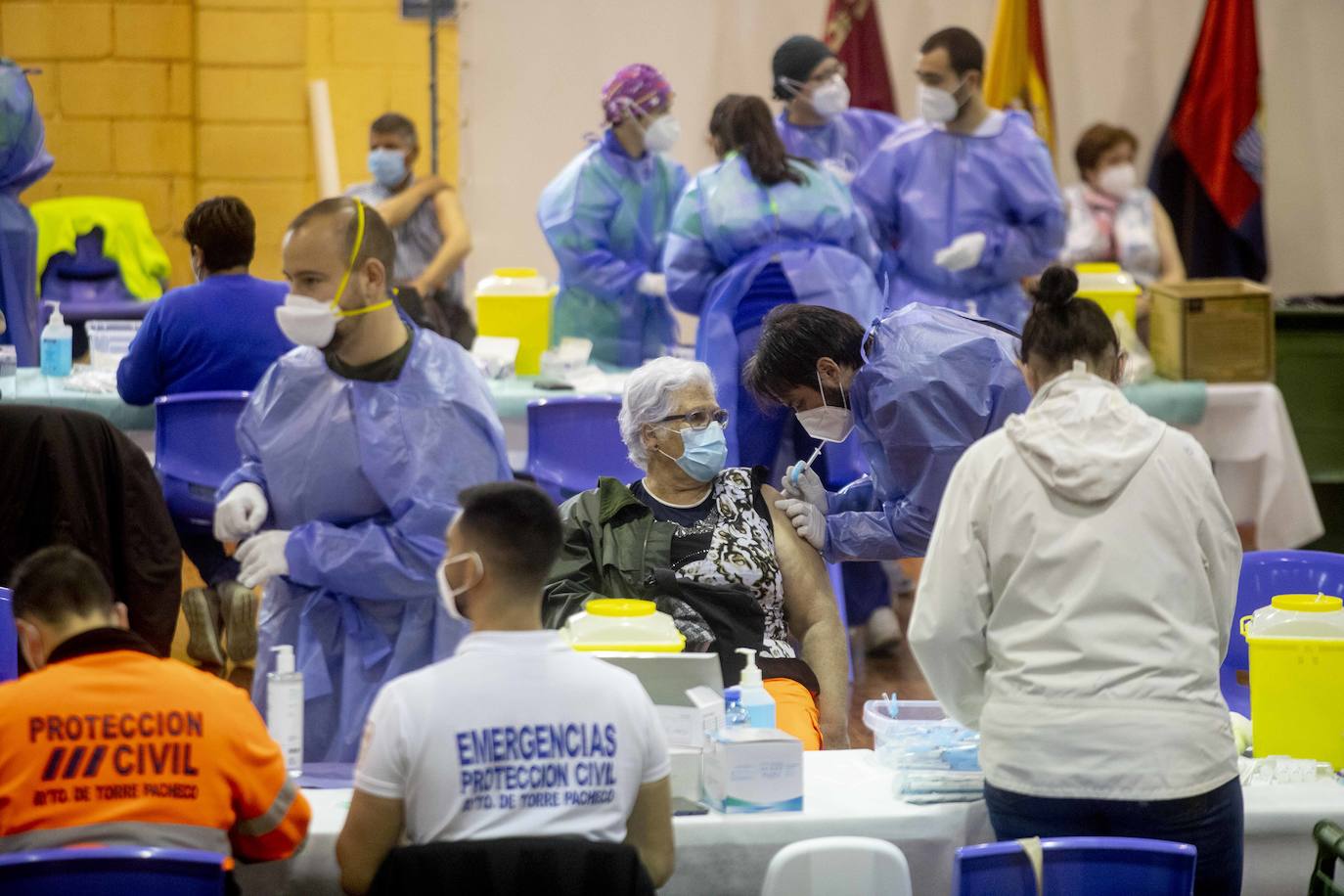 Fotos: La vacunación contra la Covid-19 congrega a 4.000 personas en el pabellón de Torre Pacheco