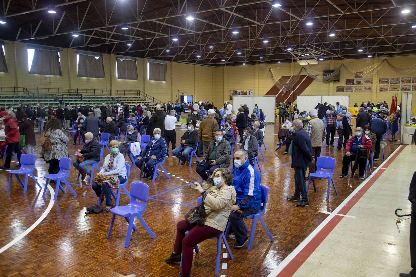 Fotos: La vacunación contra la Covid-19 congrega a 4.000 personas en el pabellón de Torre Pacheco