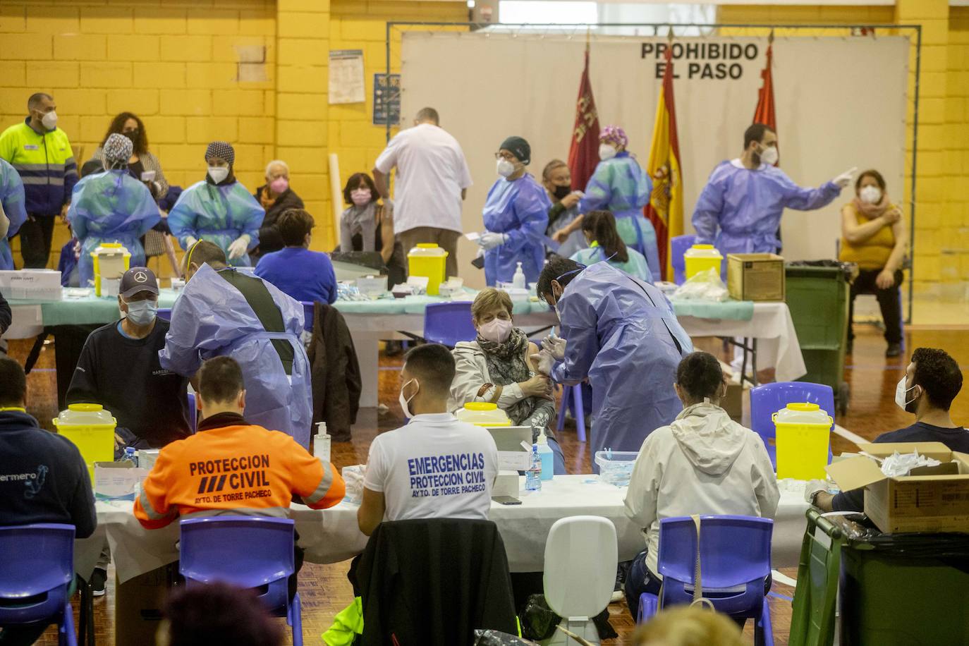 Fotos: La vacunación contra la Covid-19 congrega a 4.000 personas en el pabellón de Torre Pacheco