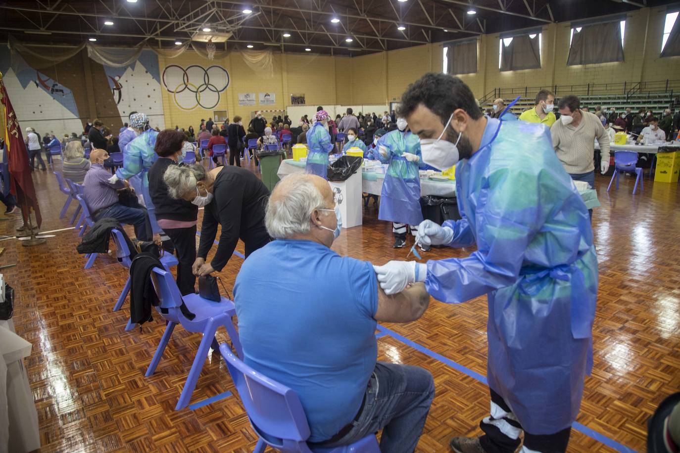 Fotos: La vacunación contra la Covid-19 congrega a 4.000 personas en el pabellón de Torre Pacheco