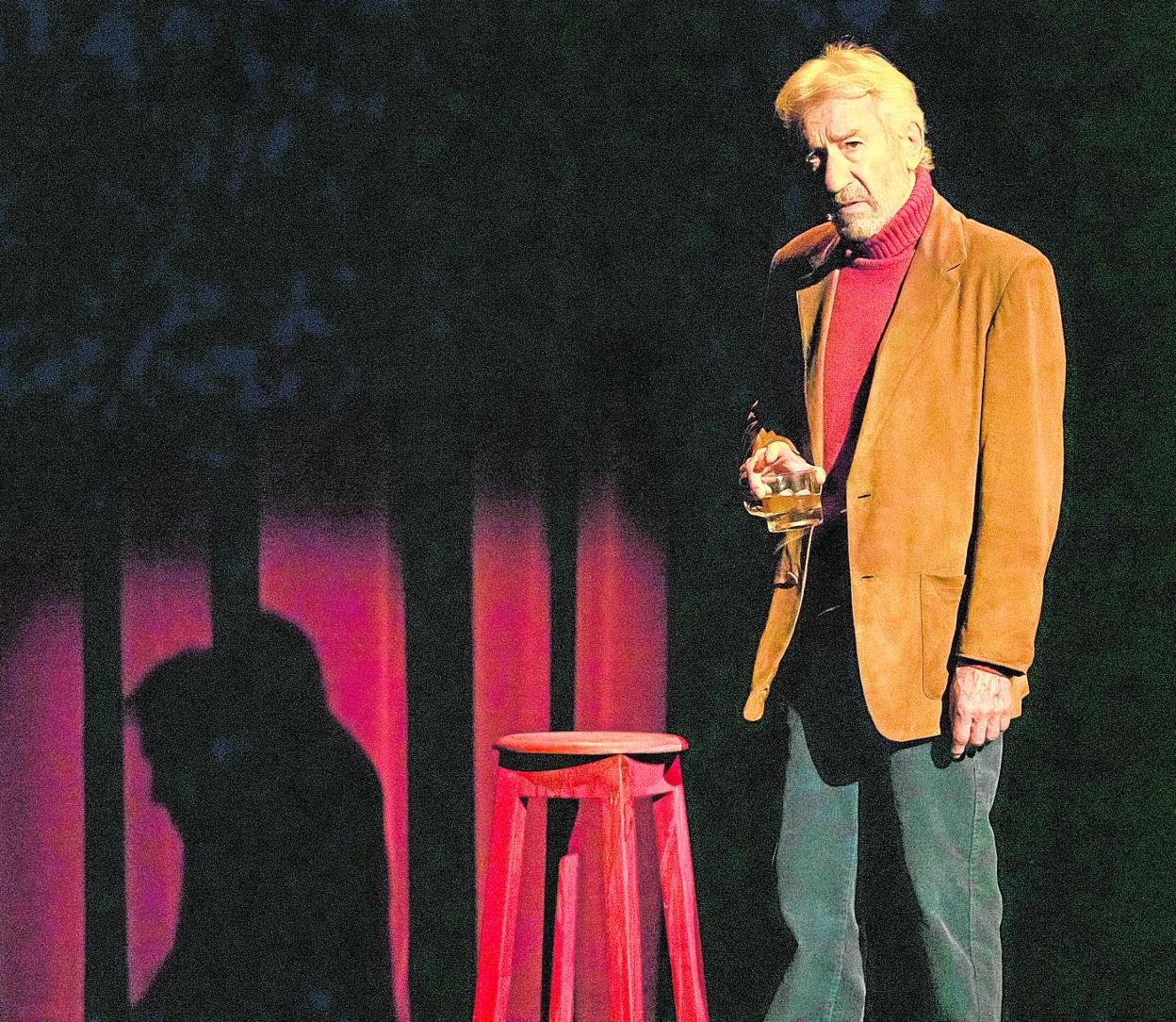 José Sacristán da vida a Nicolás, un pintor sumido en una crisis creativa. 