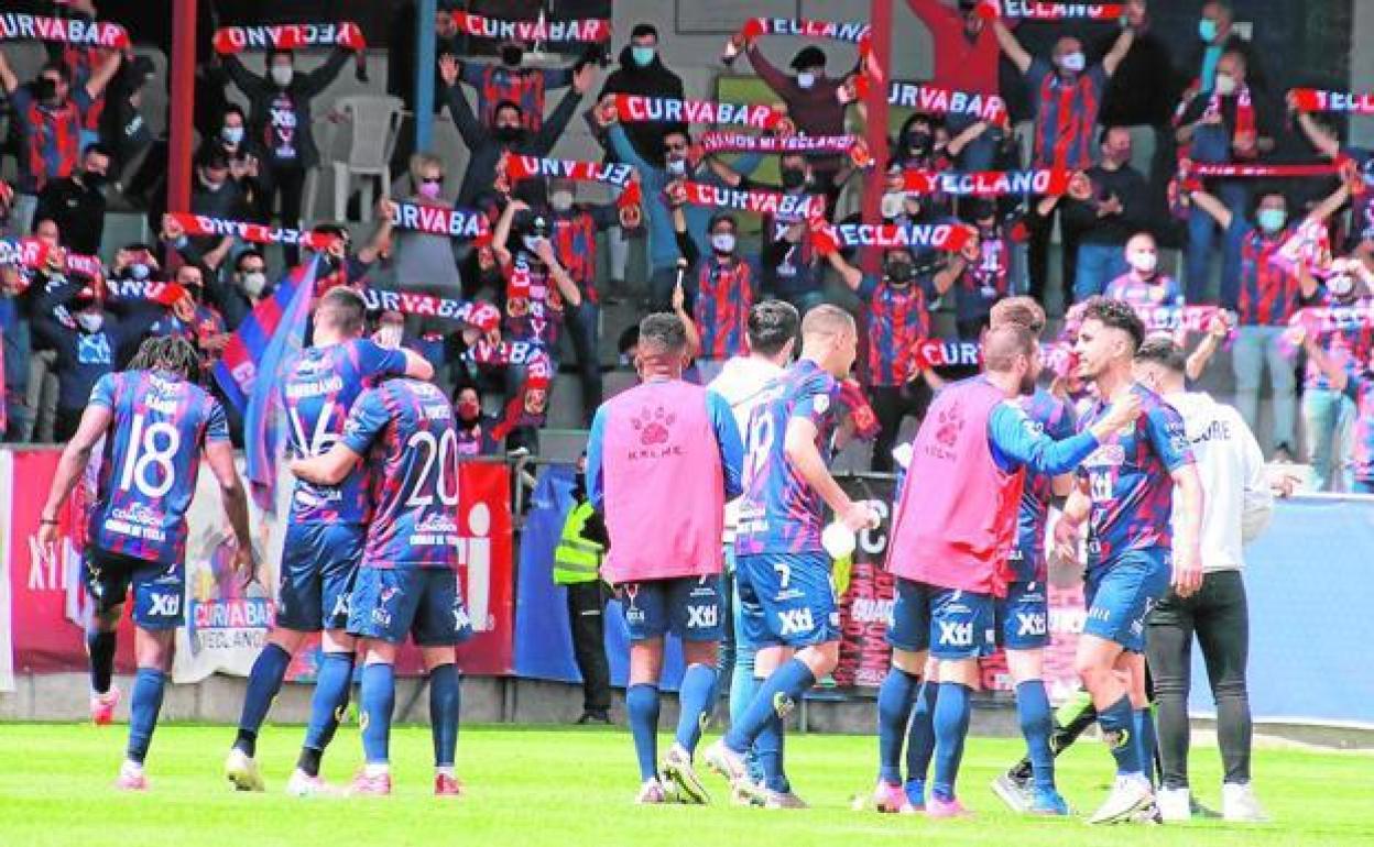 Los jugadores del Yeclano celebran su último triunfo con la afición.