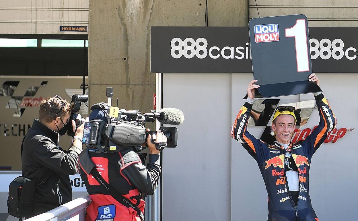 Pedro Acosta celebra su victoria en la carrera de Moto3.