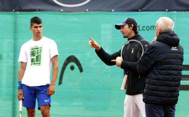 Juan Carlos Ferrero le da instrucciones a Carlos Alcaraz, este jueves, en Villena.