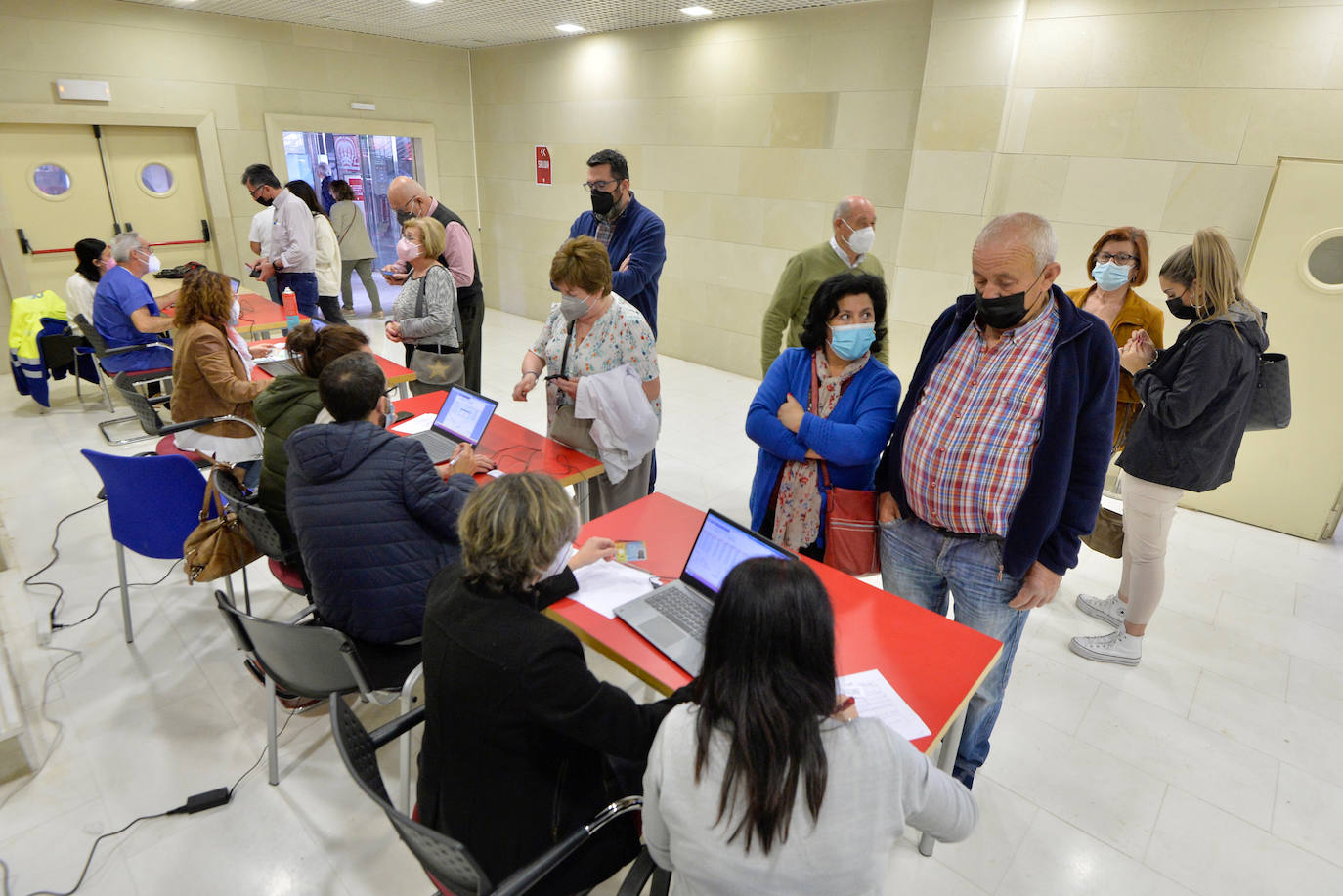 Fotos: Los pacientes en hemodiálisis de la Región comenzarán a recibir dosis de la vacuna contra la Covid esta semana