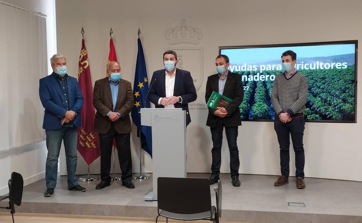 El consejero de Agua, Agricultura, Ganadería, Pesca y Medio Ambiente, Antonio Luengo, junto a representantes de COAG, UPA, ASAJA y FECOAM tras acordar la propuesta de la Región de Murcia para la Política Agraria Común 2023-2027.