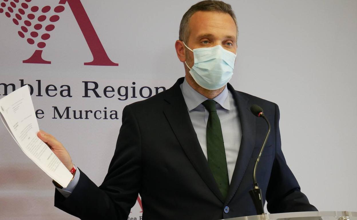 El portavoz del Grupo Parlamentario popular, Joaquín Segado, durante la rueda de prensa.