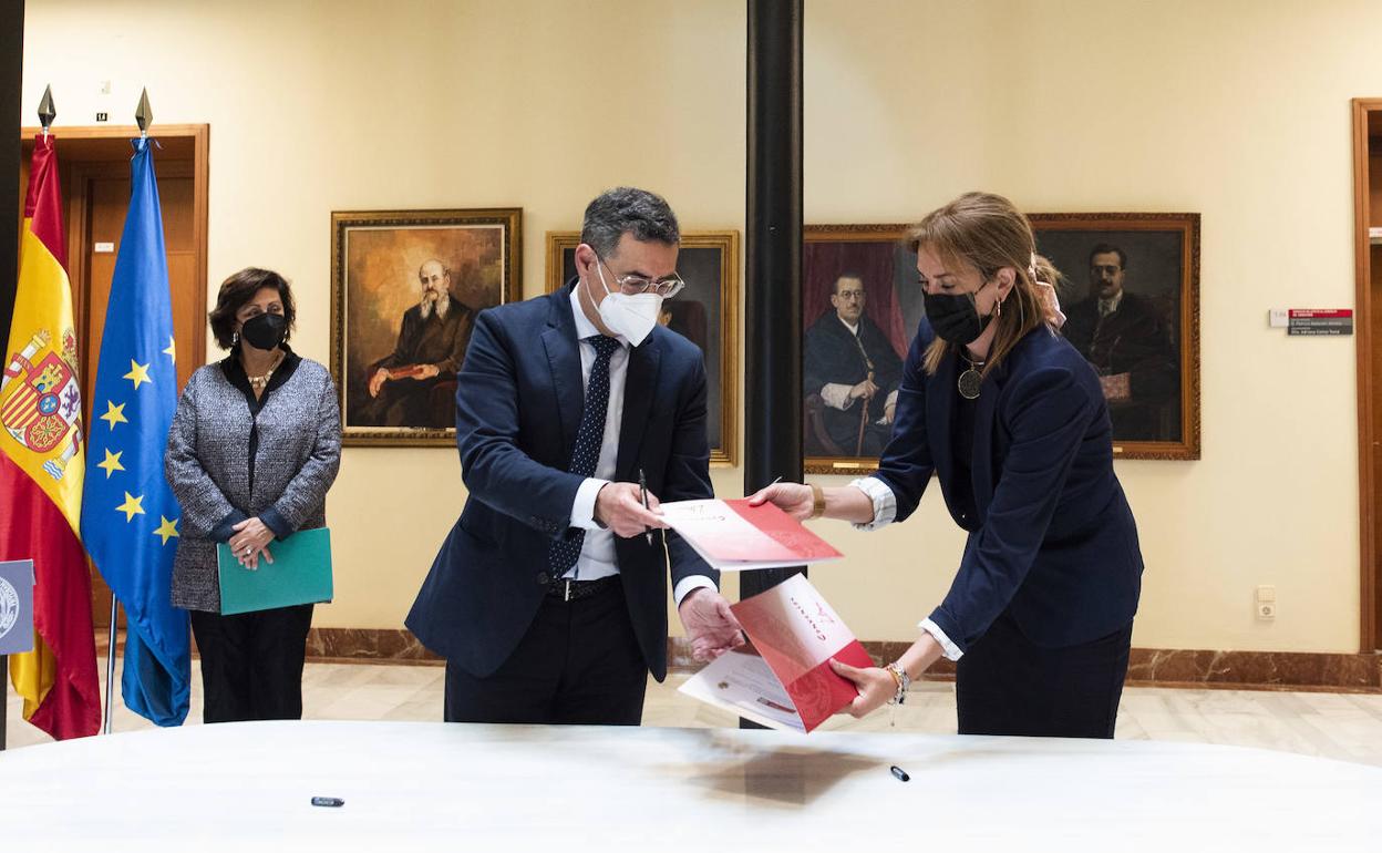 El rector, José Luján, y la alcaldesa de Archena, Patricia Fernández, firmando el convenio.