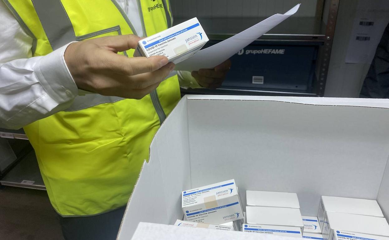 Cajas con los primeros viales de Janssen que ha recibido la Región de Murcia.