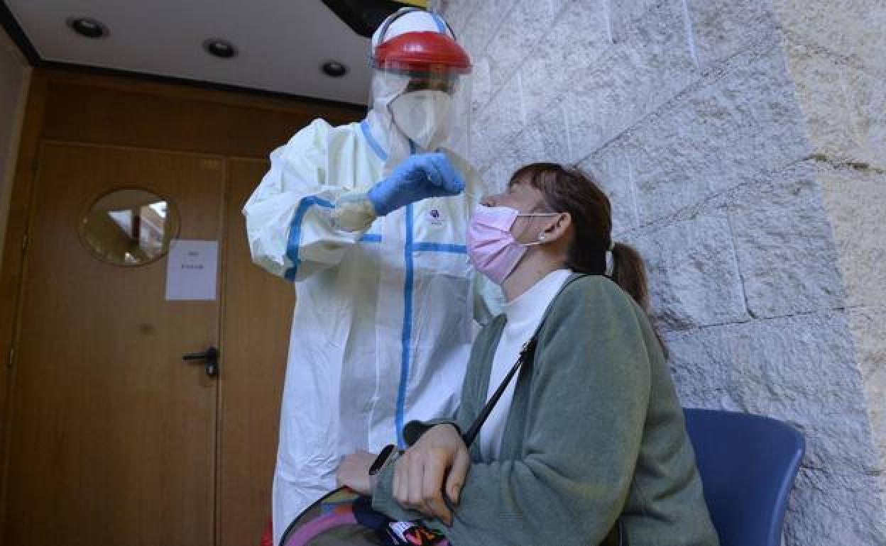 Un sanitario realiza una prueba de coronavirus a una mujer en Murcia, en una imagen de archivo.