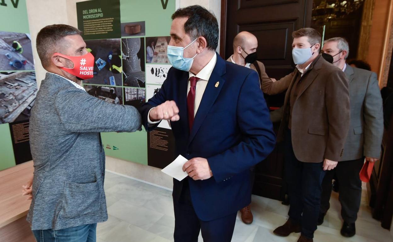 El alcalde saluda al presidente de los hosteleros antes de comenzar la reunión de este miércoles. 