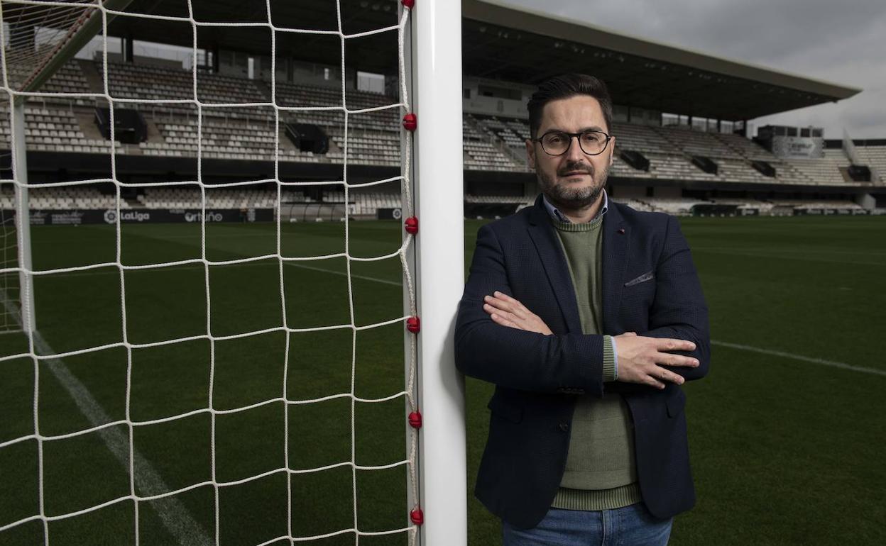 Paco Belmonte, apoyado en una de las porterías del Cartagonova, este jueves.