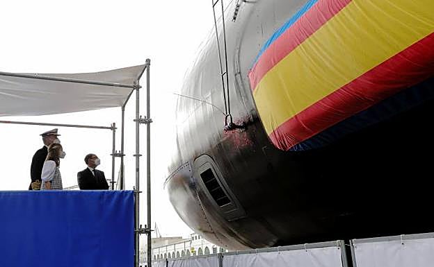 Momento en el que la botella de vino tinto impacta contra el casco del submarino.