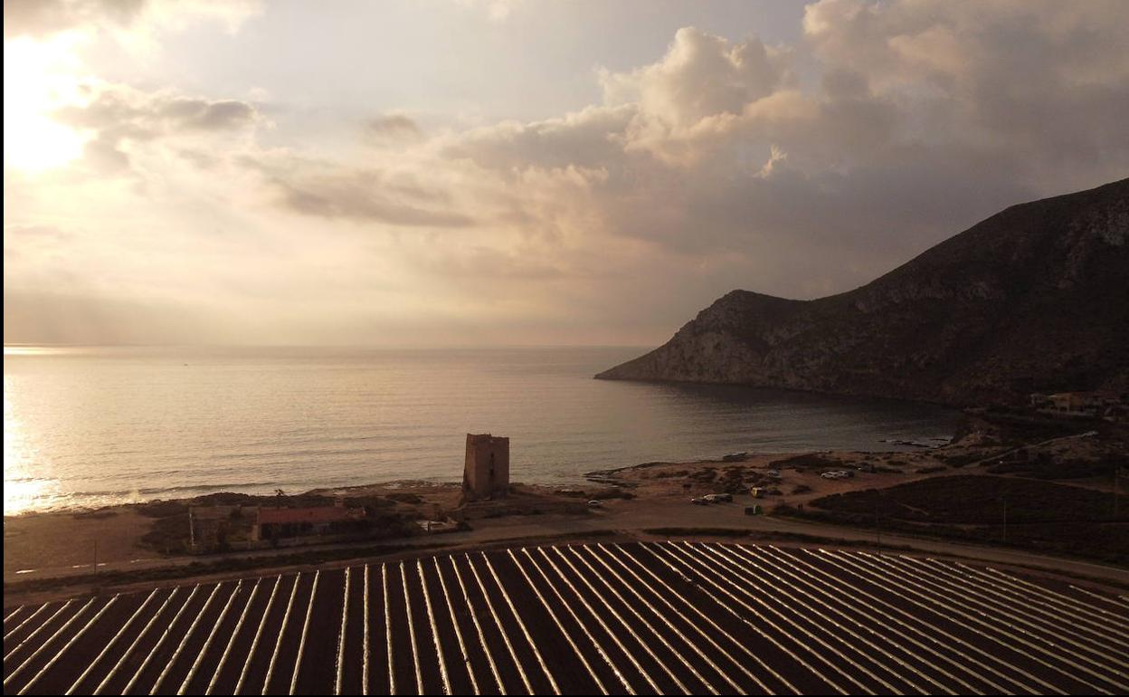 Montaña litoral de Cabo Cope, en la costa de Águilas. En primer término, la torre de Cope.
