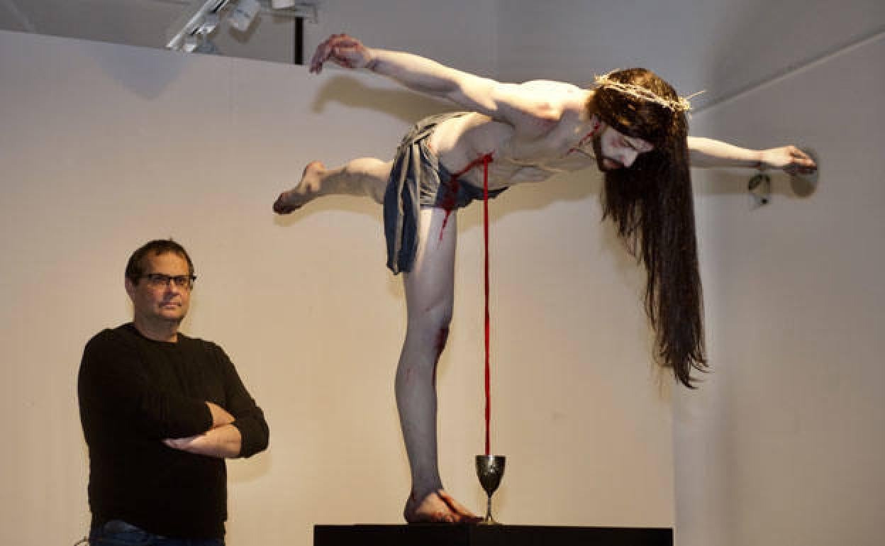 Santiago Ydáñez, junto a su Cristo, escultura que ha titulado 'La fuente'. 