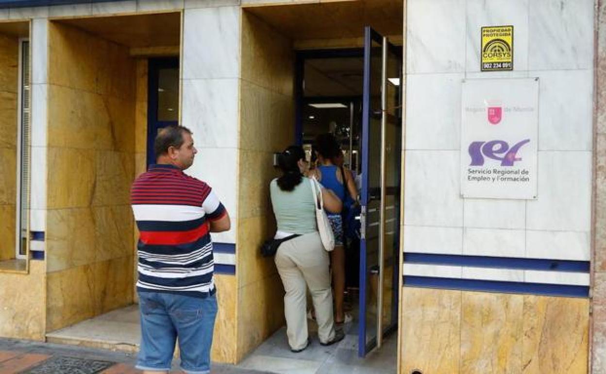 Cola para acceder a una oficia del Servicio regional de Empleo y Formación. 