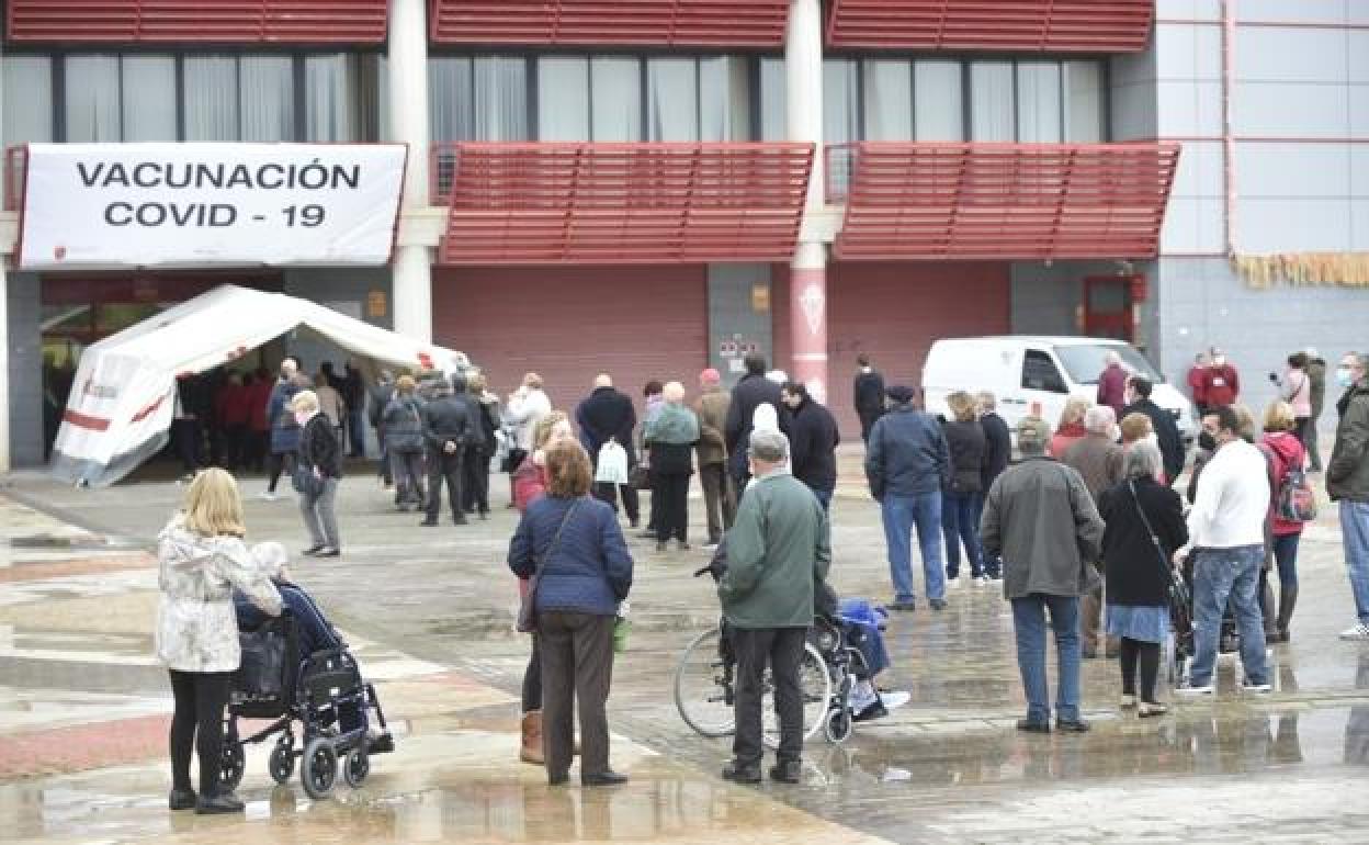 Colas para acceder a la vacunación en el estadio Enrique Roca en una foto de archivo.