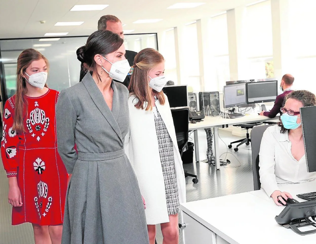 Los Reyes, la Princesa y la Infanta, en la oficina de diseño virtual del astillero. 