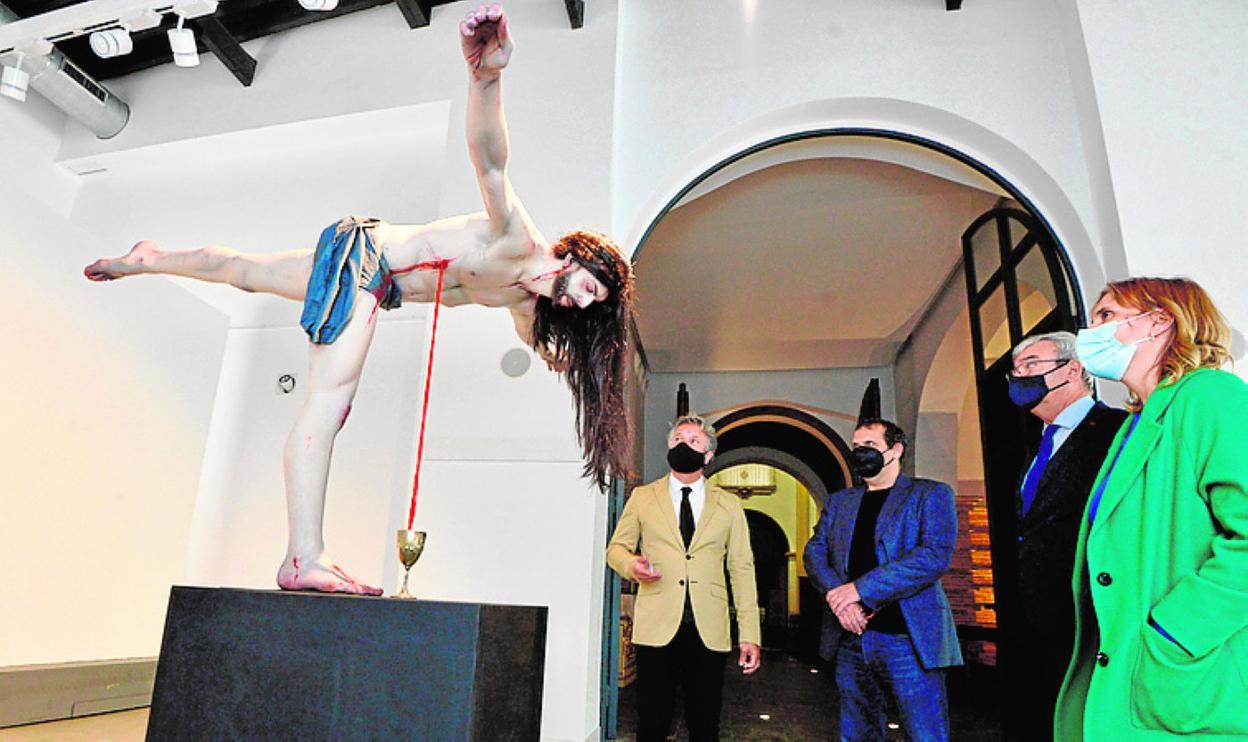 Santiago Ydáñez (2i), frente a su obra, y junto a Nacho Ruiz, Carlos Valcárcel y Carolina Parra, ayer, en el Museo de la Sangre. 