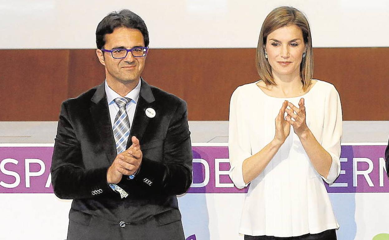 Juan Carrión y la Reina Letizia, en un acto de Feder celebrado en 2016.