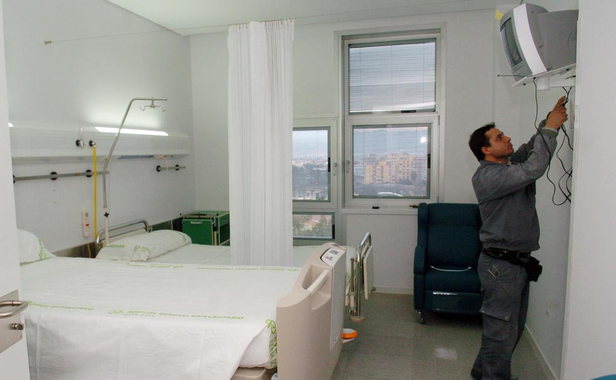 La televisión deja de ser gratuita en los hospitales de la Región de Murcia, salvo para los pacientes de Covid