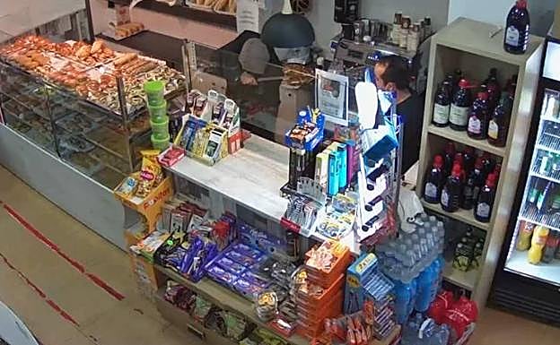 El ladrón desvalija la caja registradora de la confitería La Espiga y amenaza al dueño con un cuchillo.