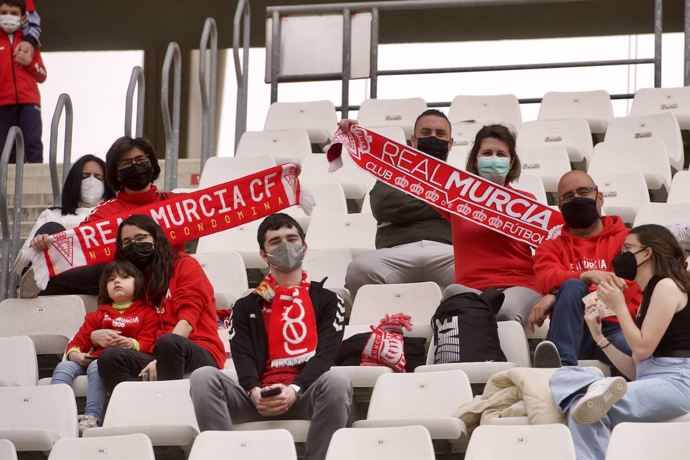 Fotos: Las mejores imágenes de la afición del Murcia durante el encuentro ante el Linense
