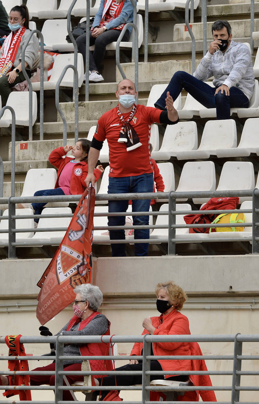 Fotos: Las mejores imágenes de la afición del Murcia durante el encuentro ante el Linense