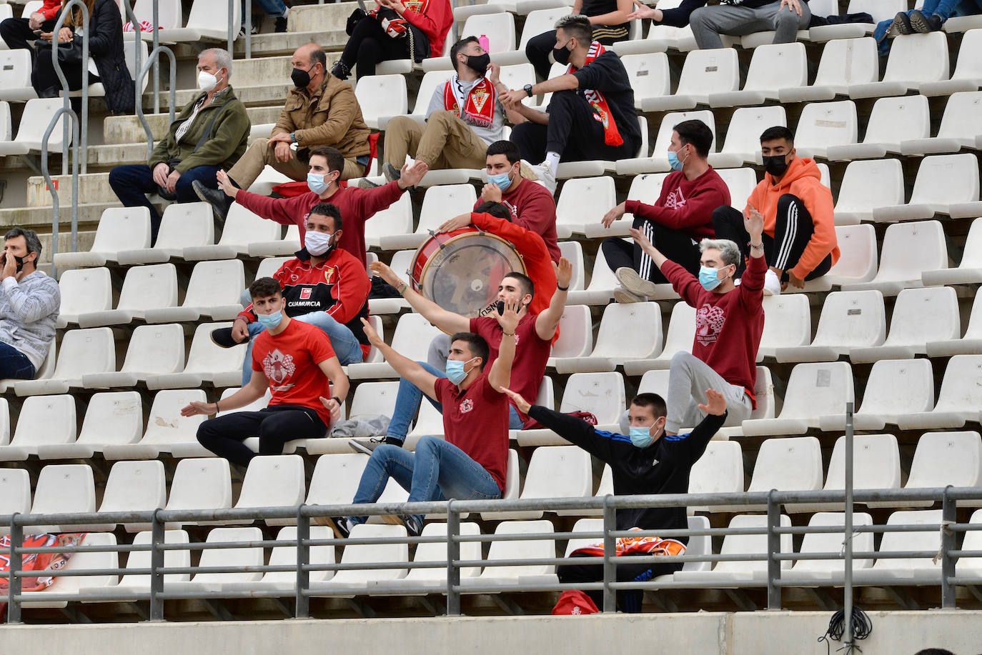 Fotos: Las mejores imágenes de la afición del Murcia durante el encuentro ante el Linense