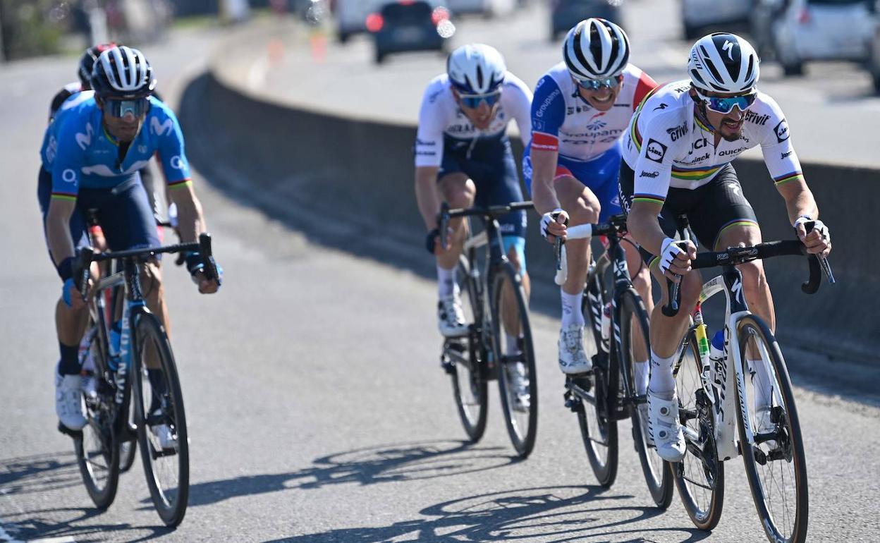 Alejandro Valverde, a la izquierda, durante la carrera celebrada este domingo. 