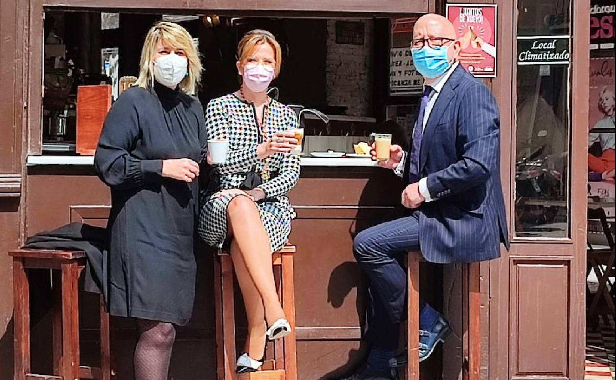 Noelia Arroyo, Ana Belén Castejón y Manuel Padín toman un café en el bar Sol de Cartagena. 