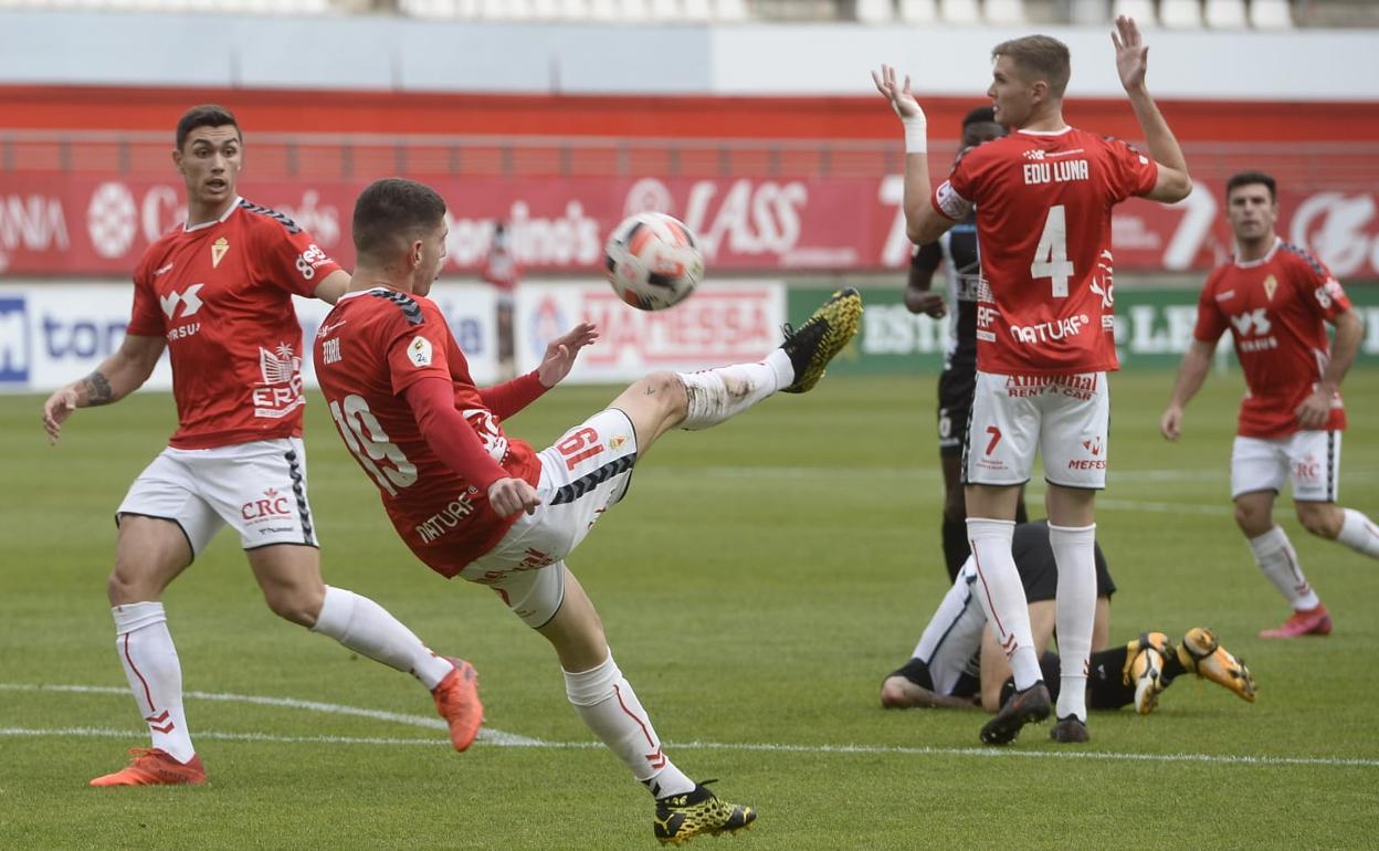 Instante del encuentro entre el Real Murcia y la Balompédica Linense, este domingo.