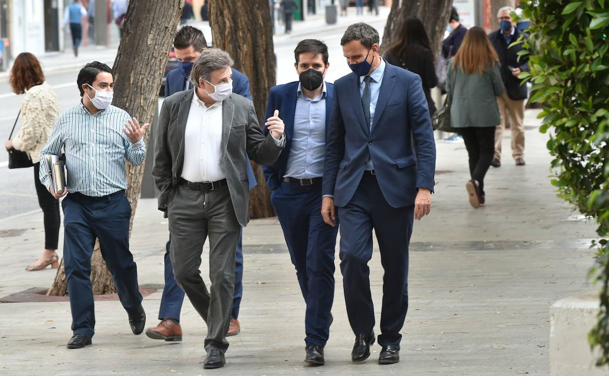 Viandantes por Murcia con mascarillas, en una foto de archivo.