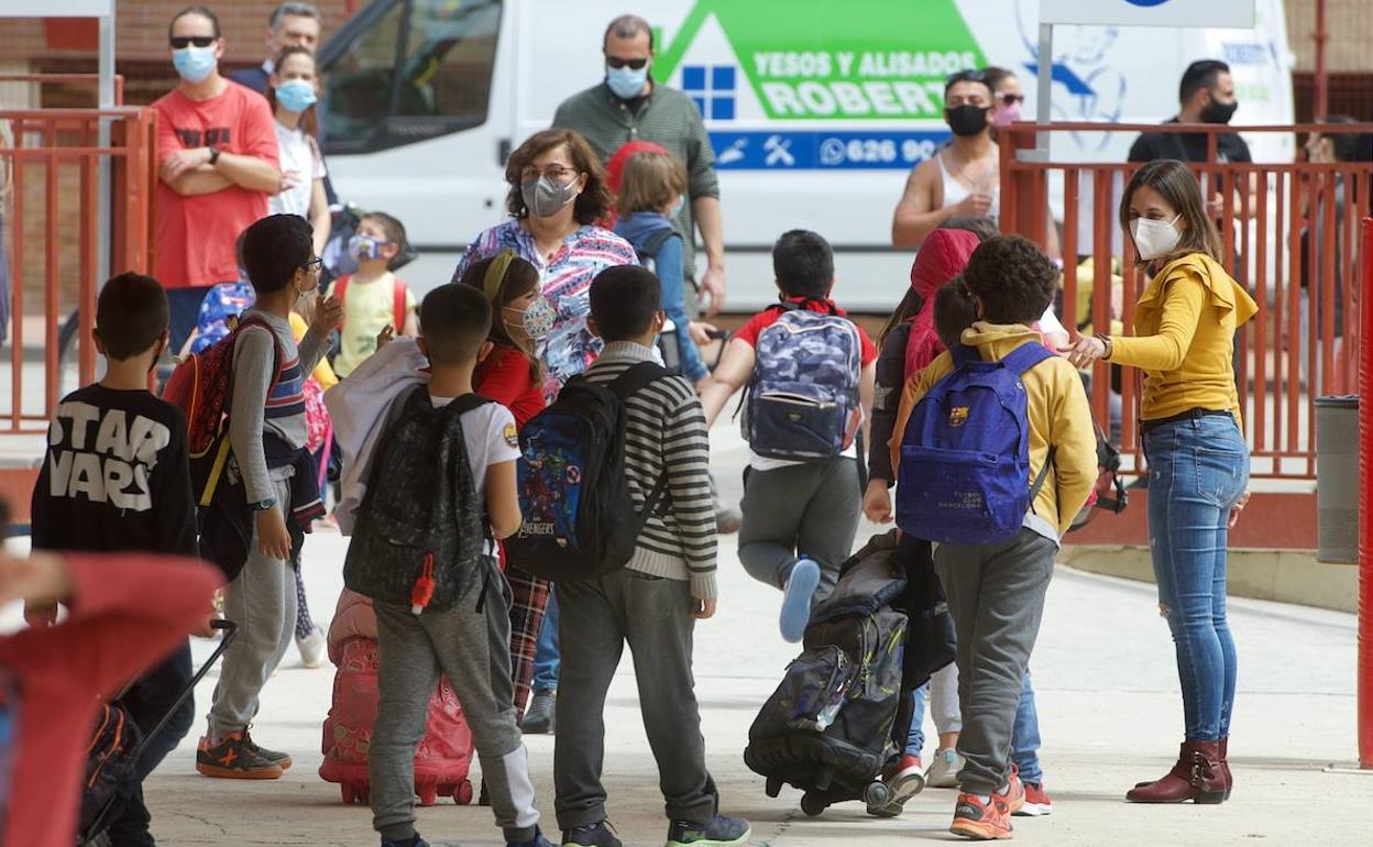 Alumnos del colegio Mariano Aroca de Murcia saliendo de clase este martes.