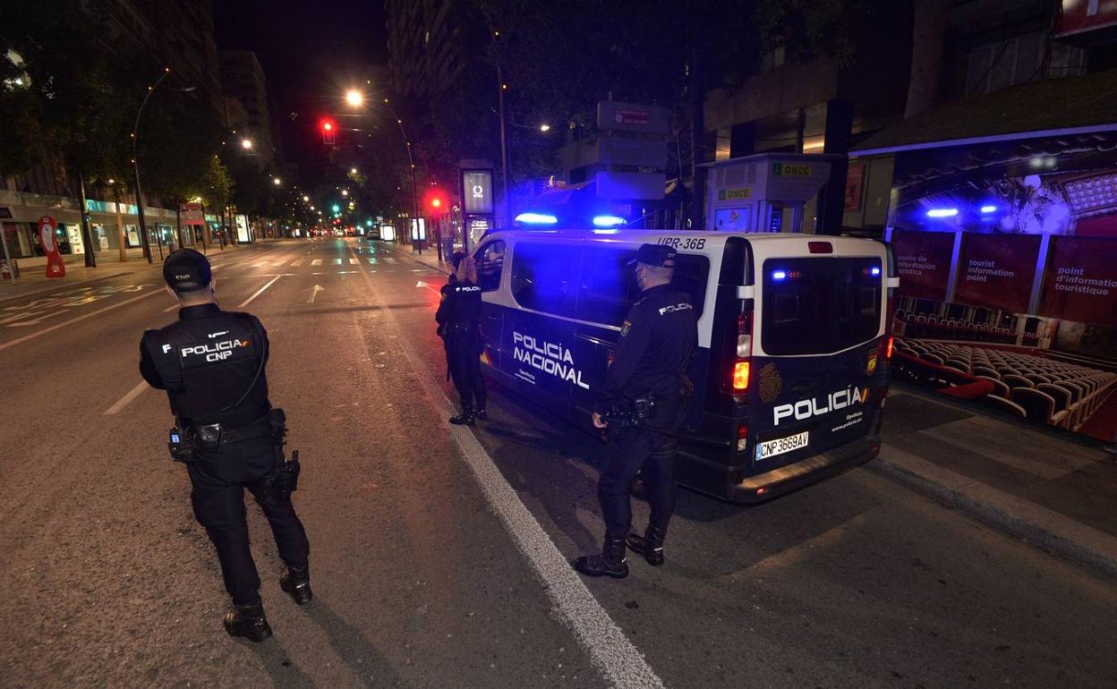 La Policía vigila las calles de Murcia tras el toque de queda en una imagen de archivo.