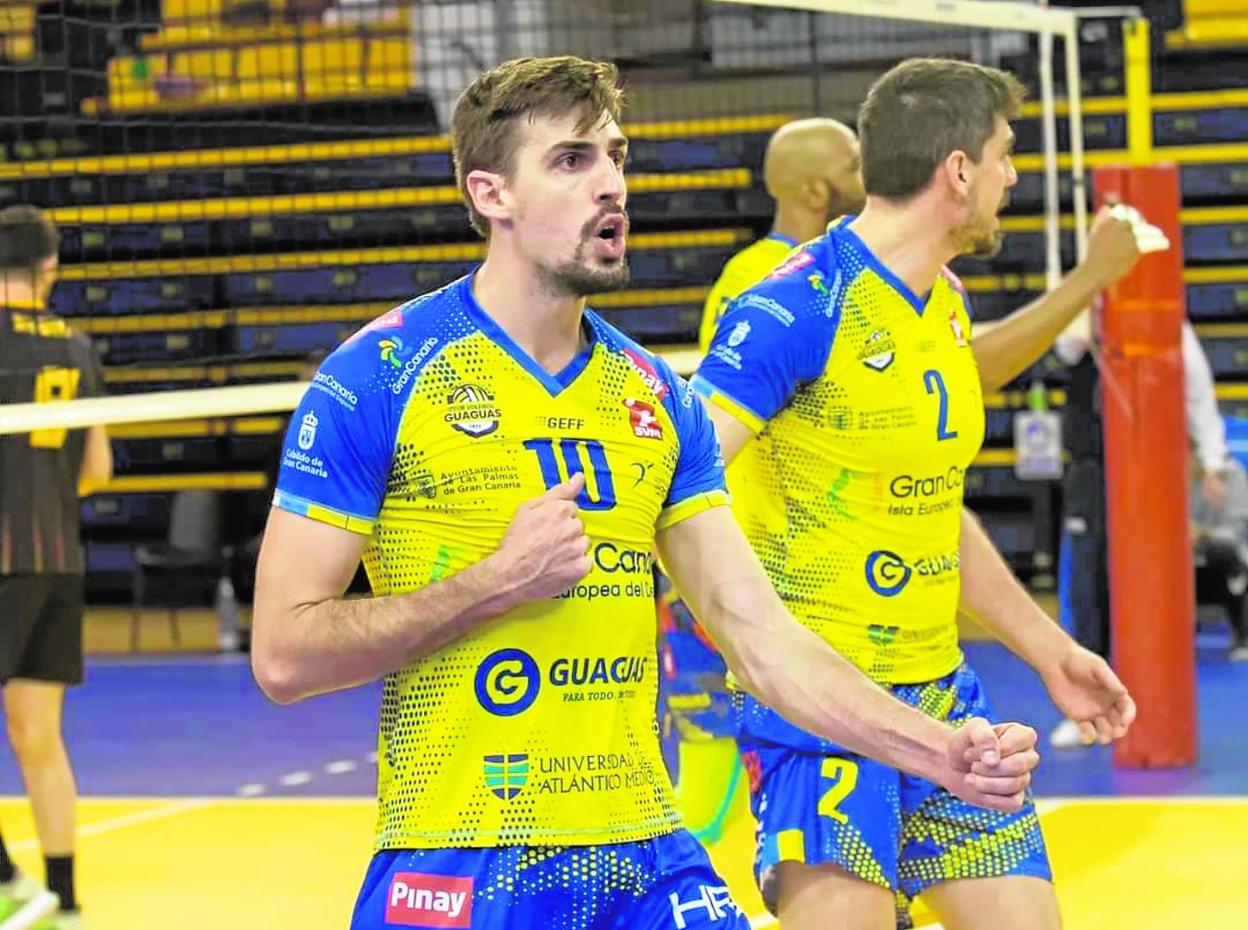 El cartagenero Jorge Almansa, con la camiseta del Guaguas canario, celebra un punto en una de las finales por el título liguero. 