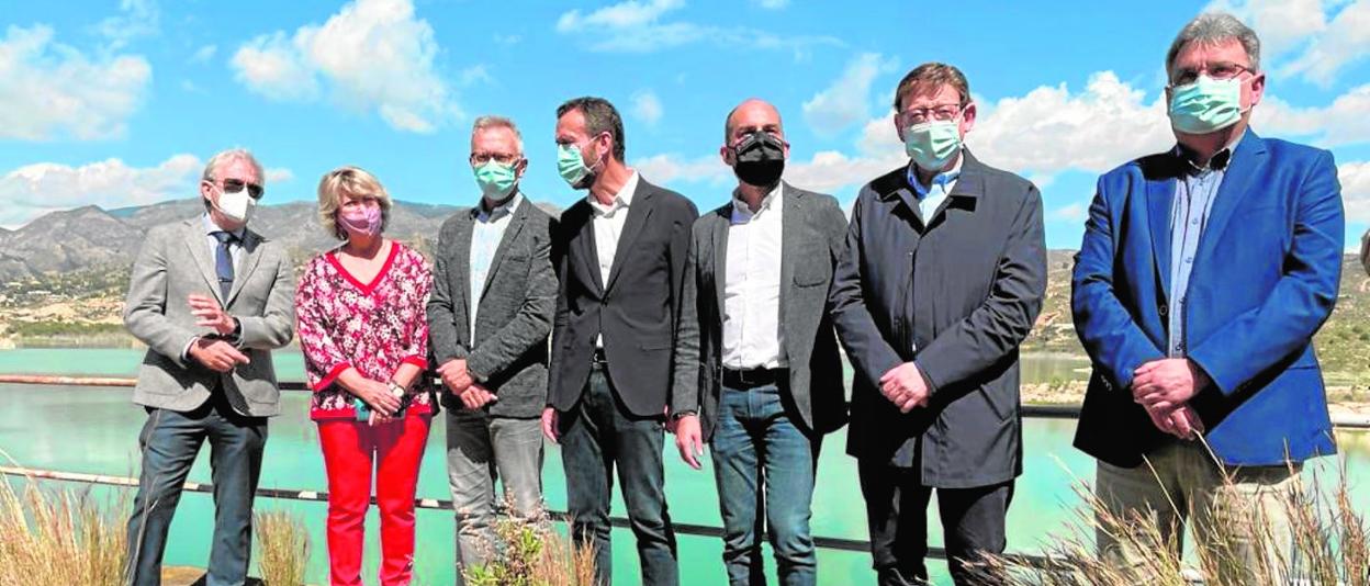 El presidente de la Generalitat, Ximo Puig, segundo por la derecha, junto a Javier Berenguer, ayer en Riego de Levante Margen Izquierda de Elche. 
