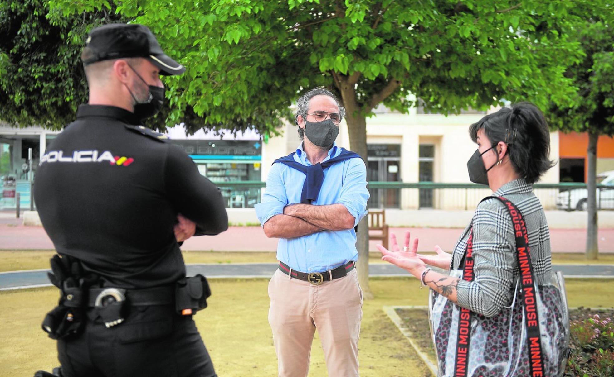 Agradecimiento. La hermana del afectado charla con el médico y el policía. 