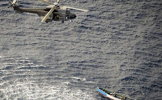 El helicóptero del Servicio Aéreo de Rescate (SAR) del Ejército del Aire a su llegada el pasado lunes al lugar donde estaba el cayuco con los fallecidos.
