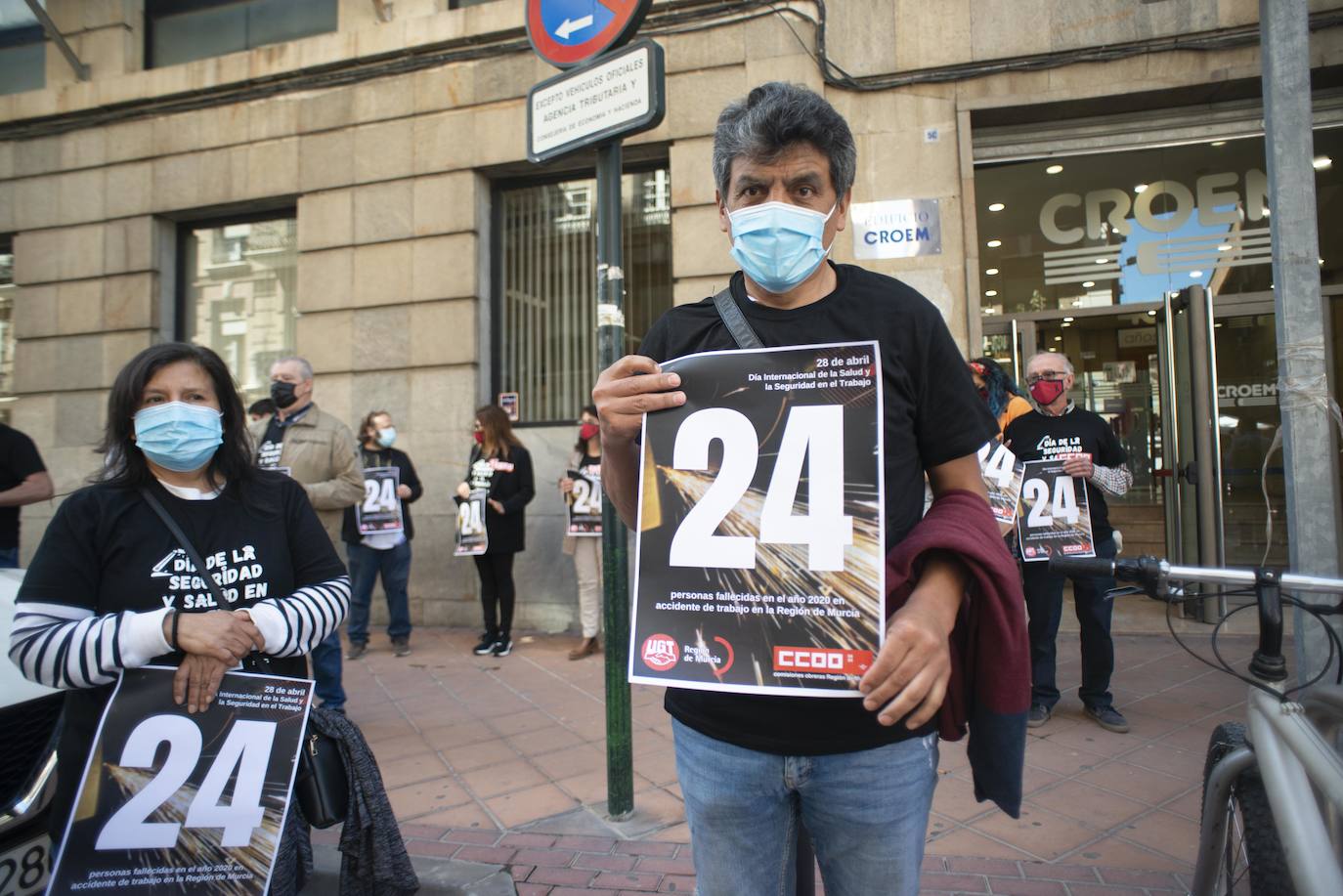 Fotos: Los sindicatos UGT Y CC OO homenajean a los fallecidos en accidente laboral surante 2020