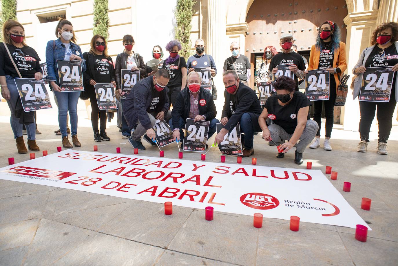 Fotos: Los sindicatos UGT Y CC OO homenajean a los fallecidos en accidente laboral surante 2020