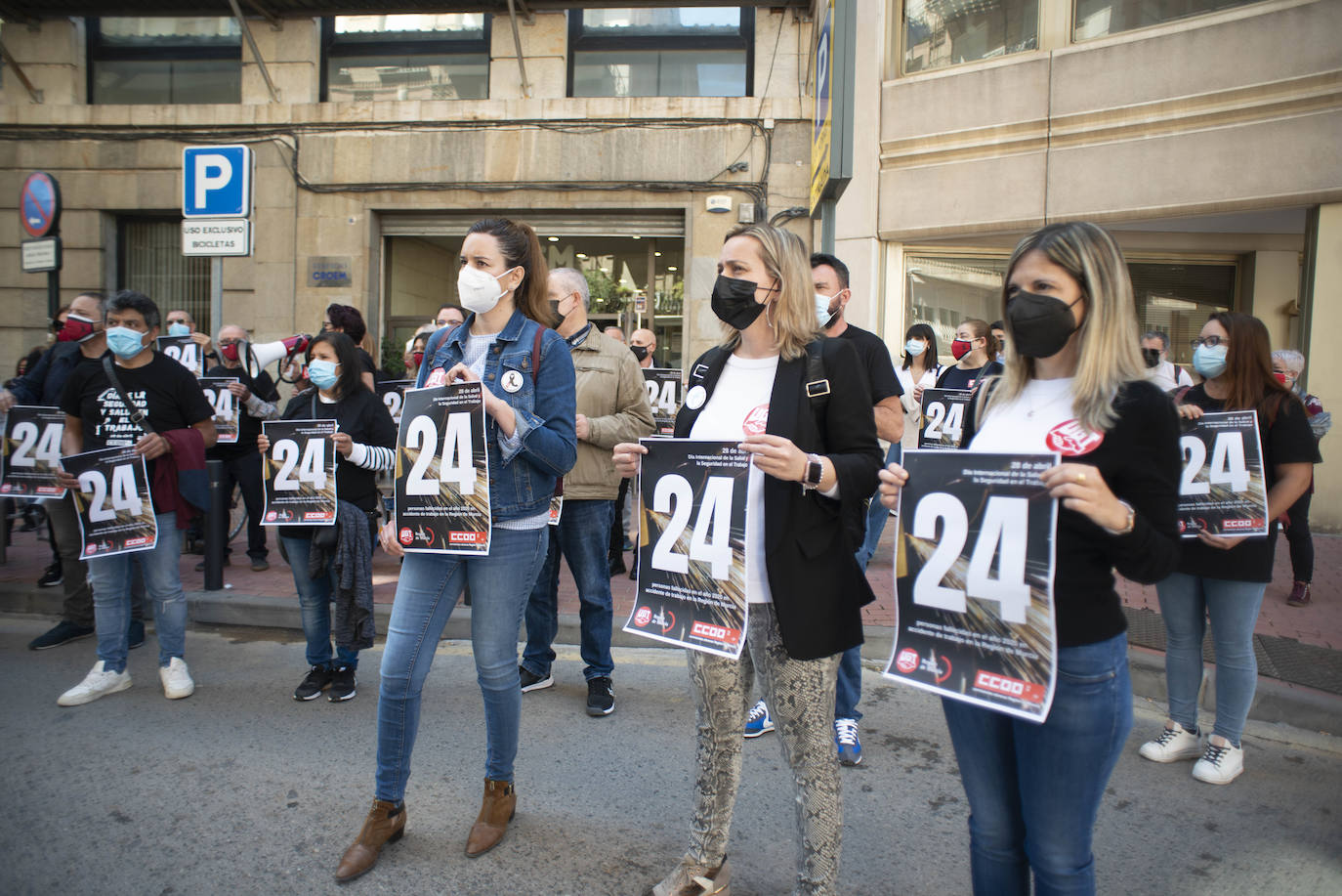 Fotos: Los sindicatos UGT Y CC OO homenajean a los fallecidos en accidente laboral surante 2020