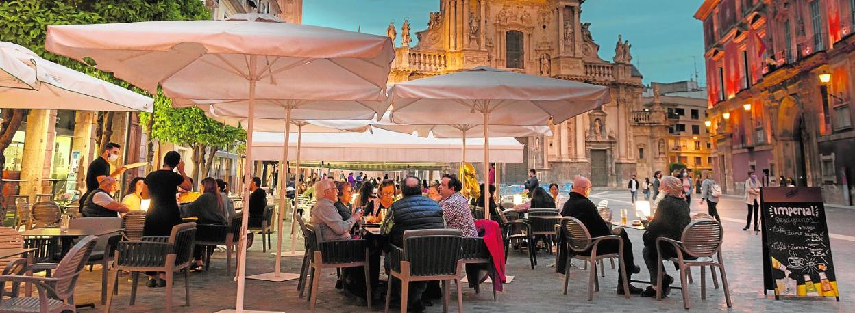 Clientes disfrutan de su cena anoche en las terrazas de los restaurantes de la plaza del Cardenal Belluga, en el centro histórico de Murcia. 