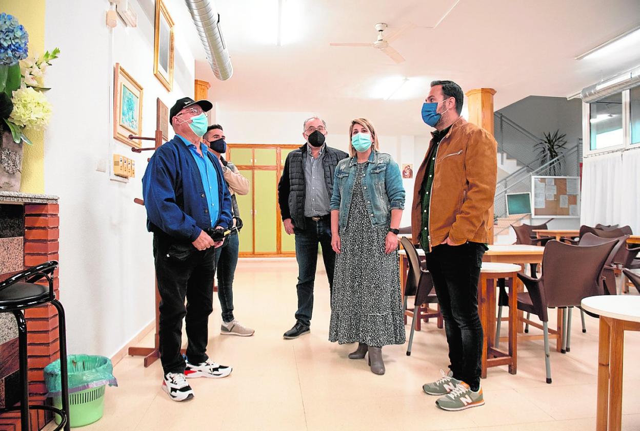 Noelia Arroyo, entre los ediles Diego Ortega y David Martínez, durante su visita a La Aljorra. 