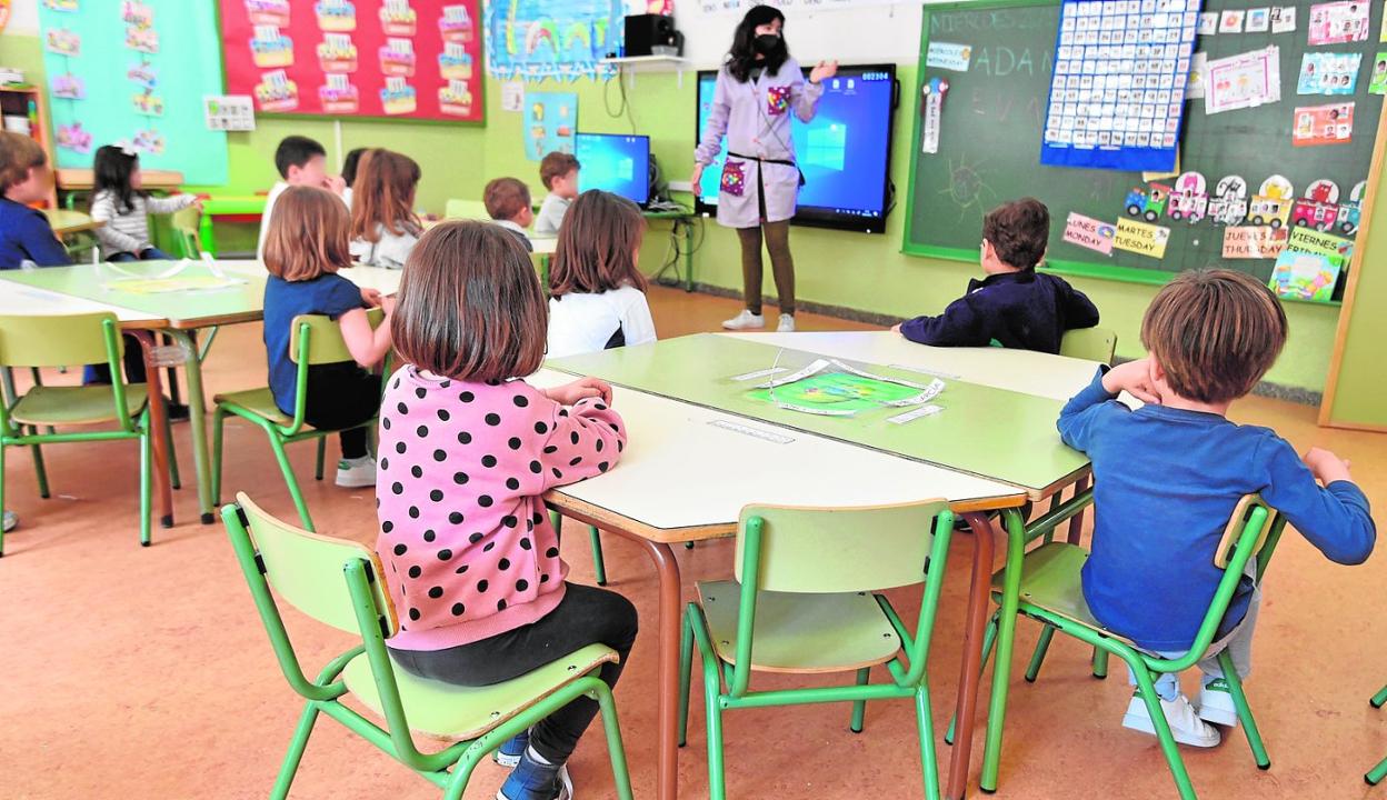 Un grupo de cuatro niños de Infantil del colegio Atocha, con una quinta silla vacía, que será ocupada hoy con la vuelta a la presencialidad. 
