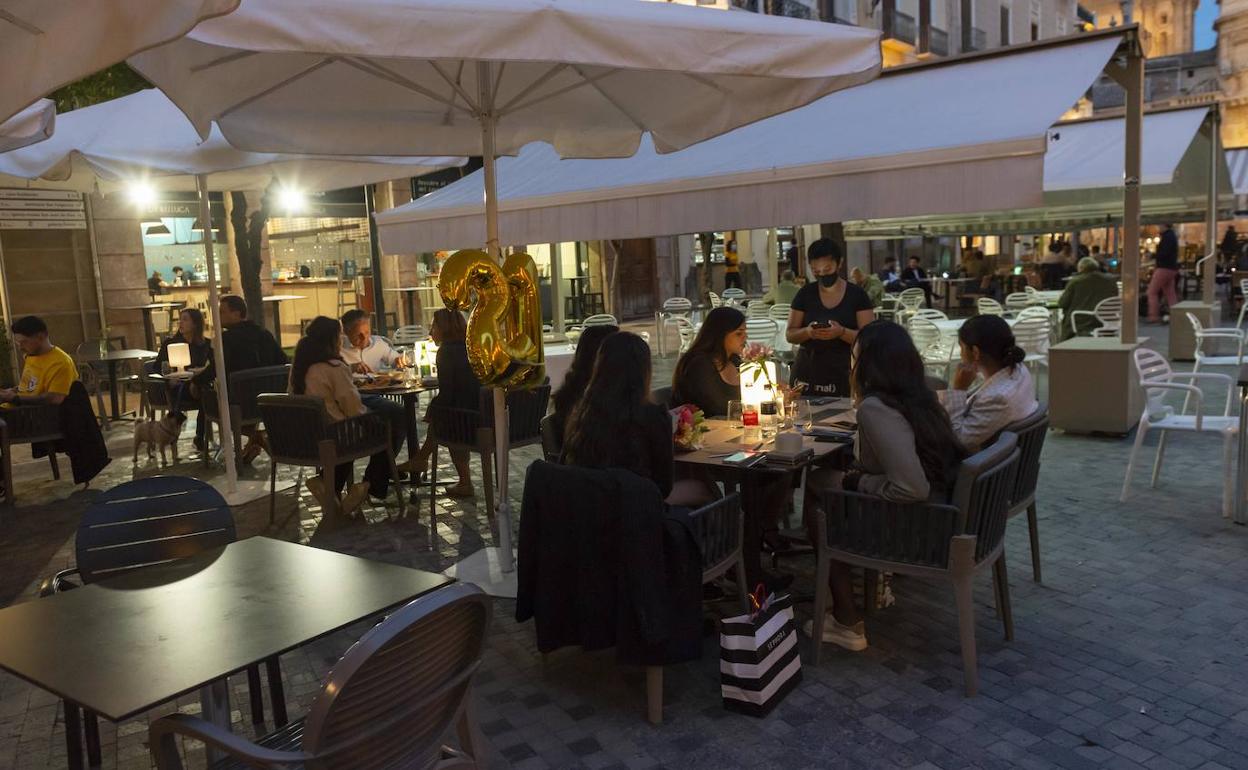 Clientes disfrutan de su cena anoche en las terrazas de los restaurantes de la plaza del Cardenal Belluga, en el centro histórico de Murcia. 