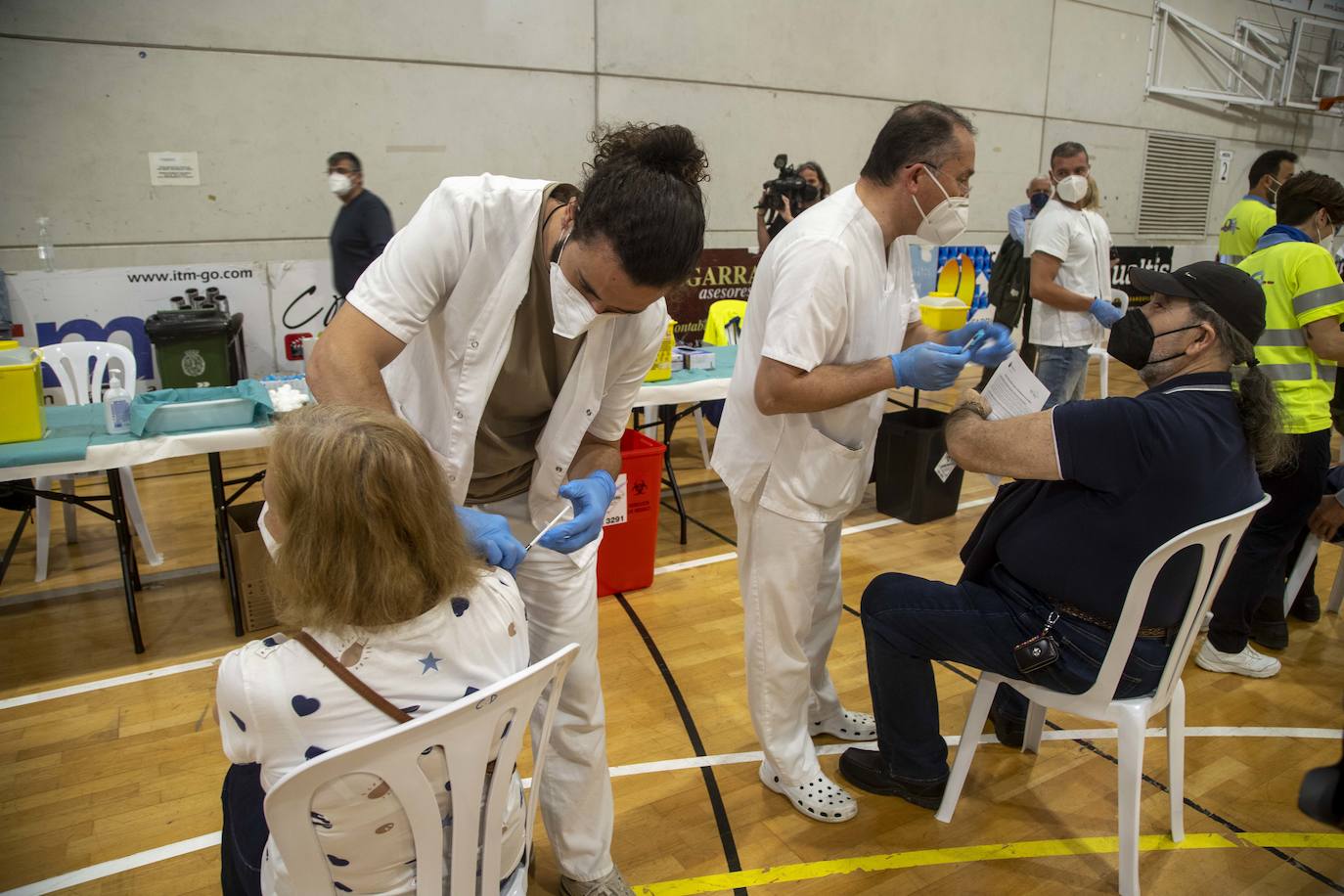 Fotos: Primeras vacunas con el vial de Janssen en la Región