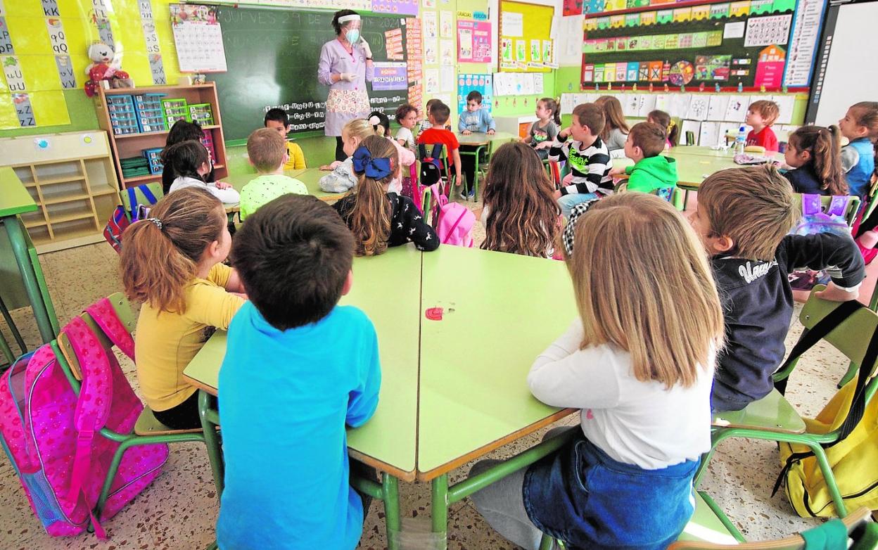 Escolares del colegio Nuestra Señora de Los Ángeles, en la pedanía murciana de El Esparragal, ayer en clase. 